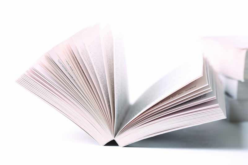تصویر زیبا از تک کتاب باز
