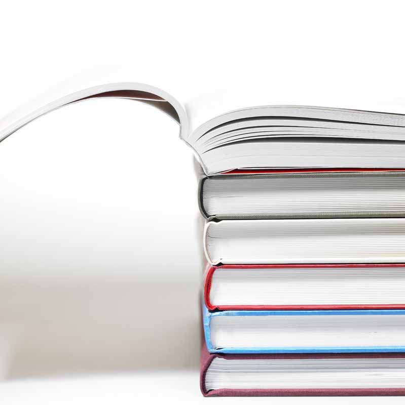 تصویر لارج فرمت از کتاب باز روی کتاب ها