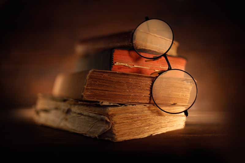 تصویر لارج فرمت از عینک و کتاب های قدیمی