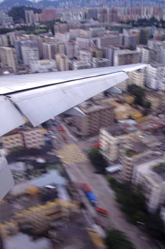 تصویر باکیفیت از بال هواپیما و شهر