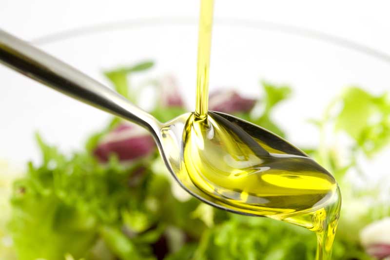 عکس با کیفیت از روغن در قاشق