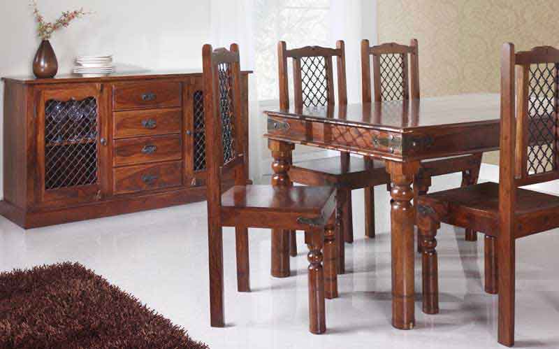 عکس با کیفیت از میز صندلی چوبی