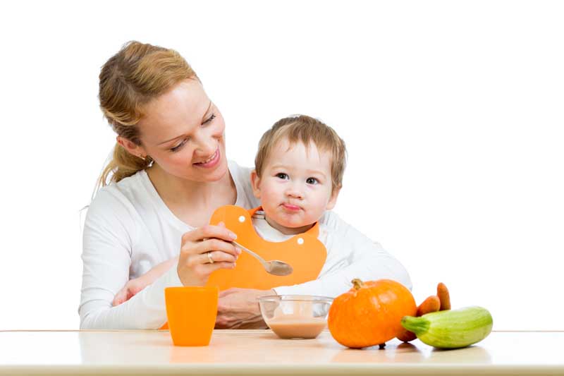 عکس زیبا از غذا دادن به کودک