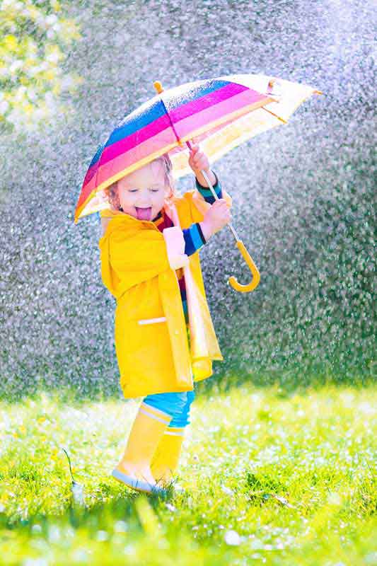 عکس زیبا از کودک در هوای بارانی
