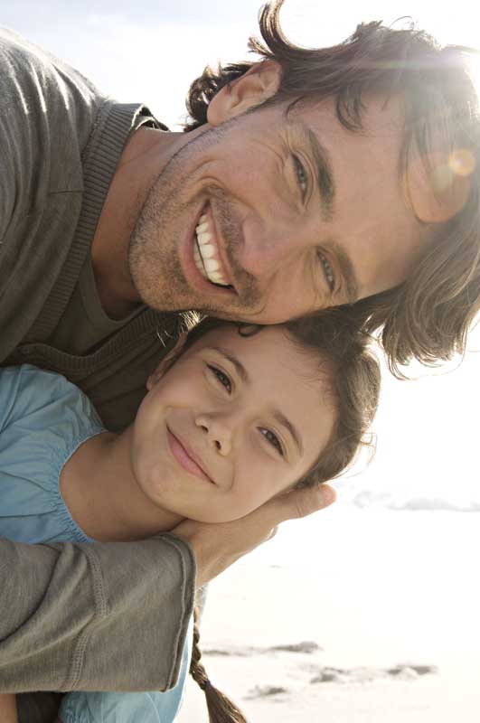 عکس زیبا از دختر در آغوش پدر