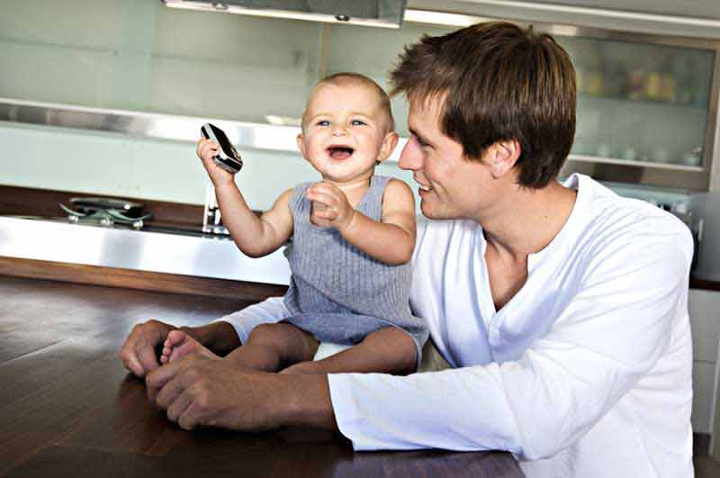 عکس زیبا از کودک روی میز