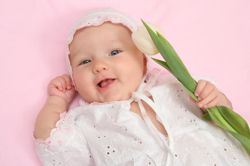 عکس لارج فرمت نوزاد گل به دست