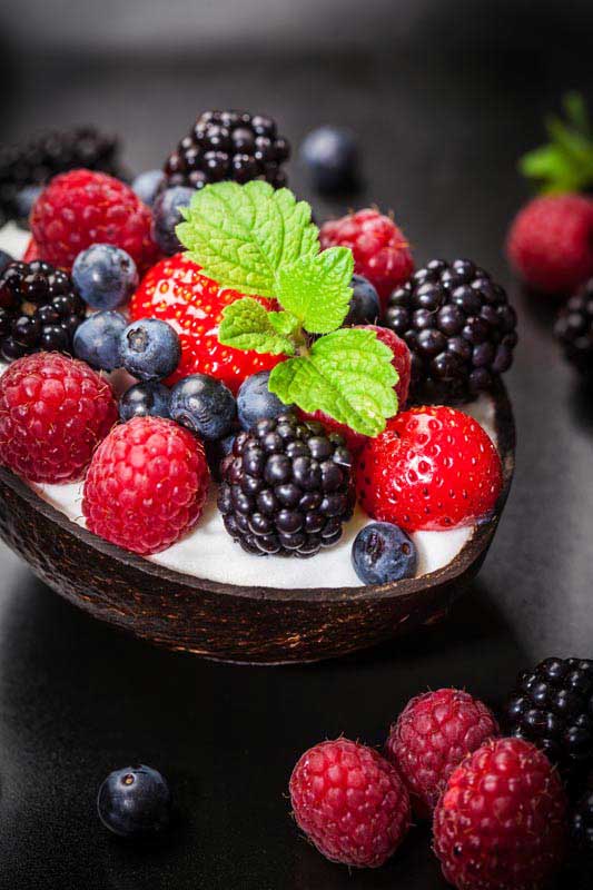 تصویر زیبا از تمشک و توت فرنگی