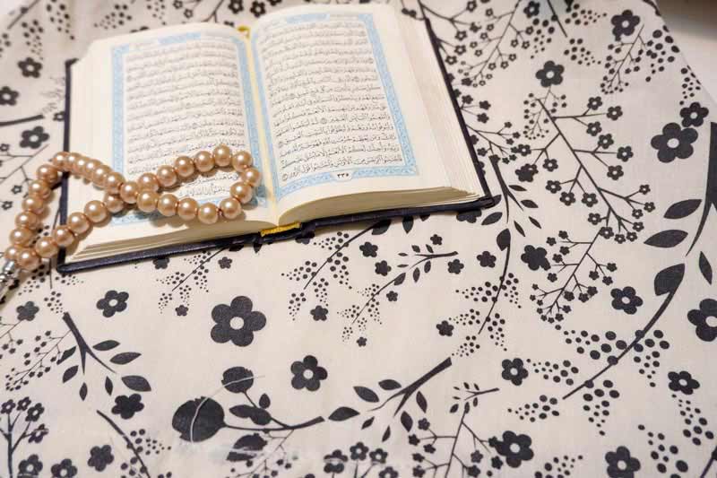 دانلود تصویر تسبیح و قرآن روی پارچه